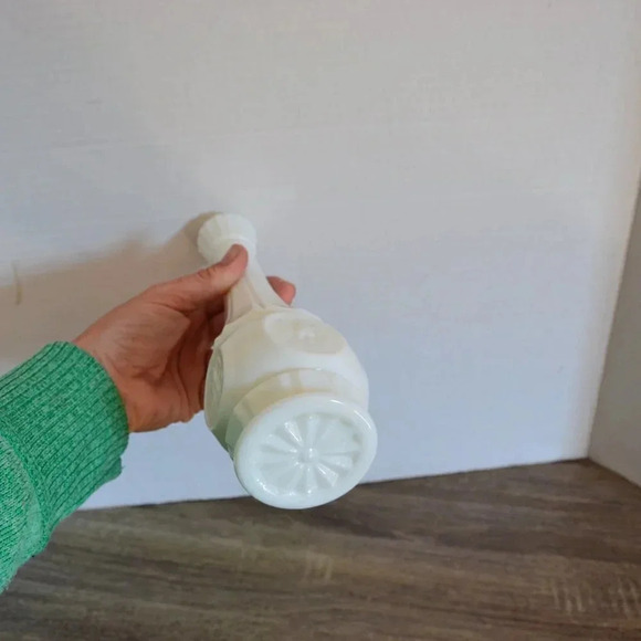 Vintage  Milk Glass Eagle Vase - Picture 7 of 8
